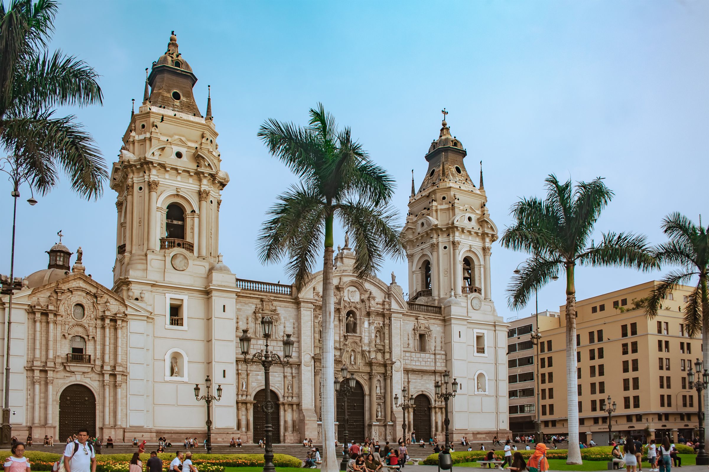 Catedral de Lima y palmeras en la Plaza Mayor
