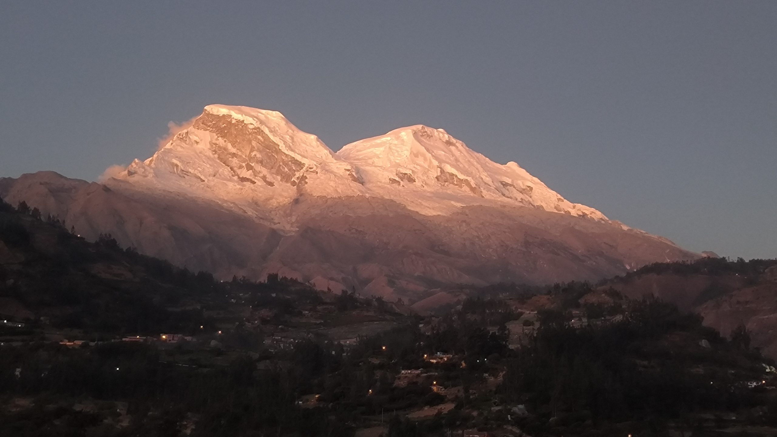 Nevado Huascarán al atardecer, visto desde el valle