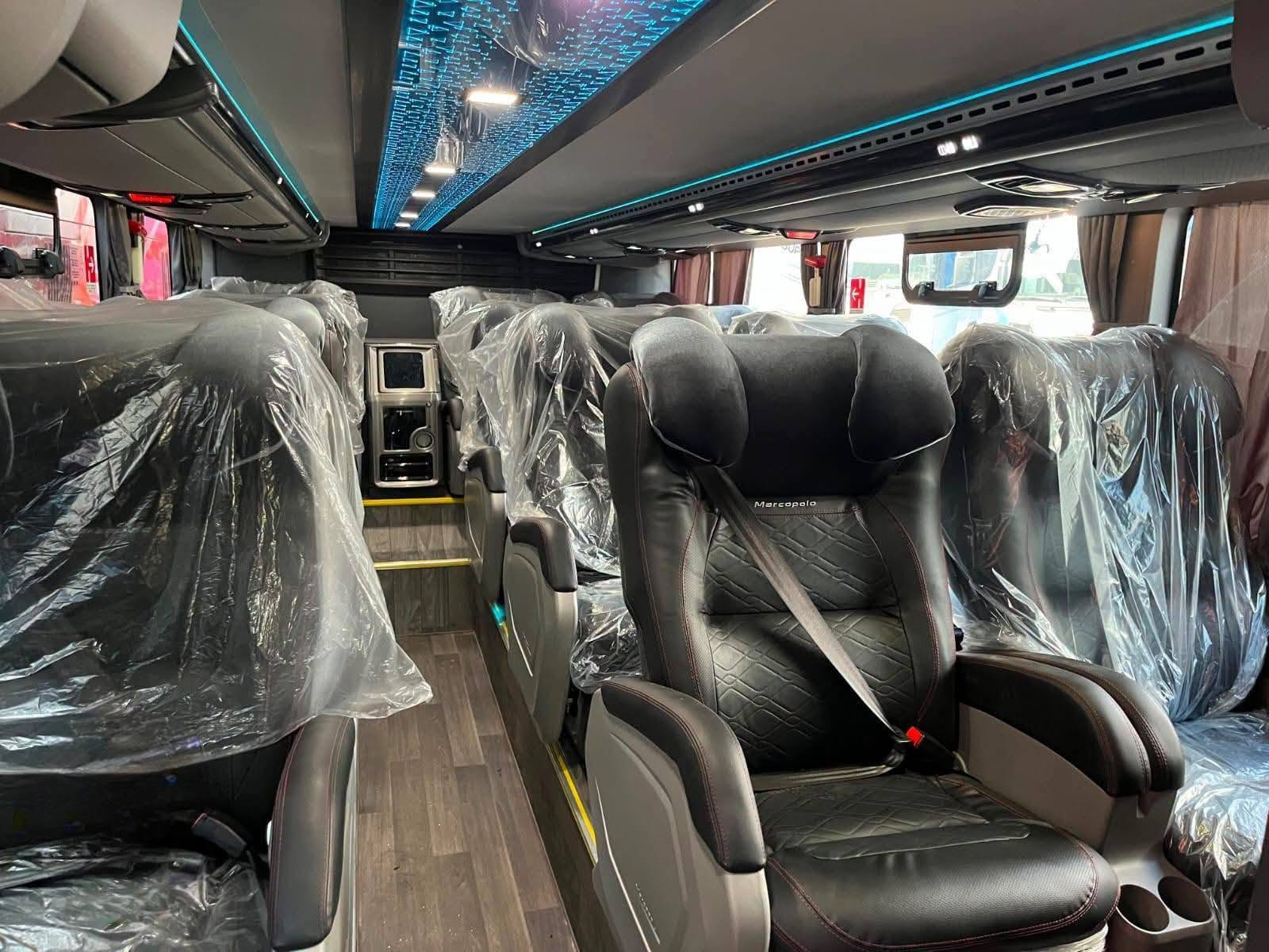 Interior del bus con asientos reclinables