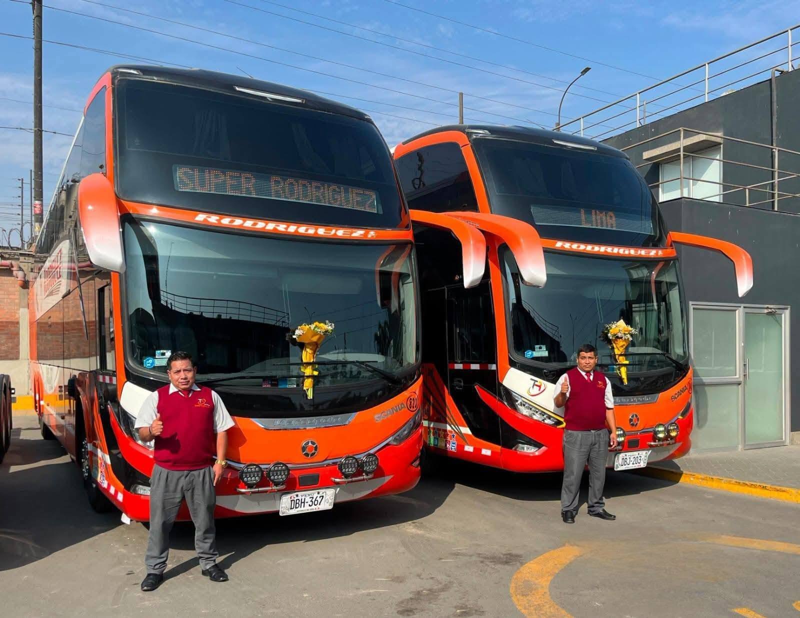 Personal de Tours Rodríguez junto a la flota