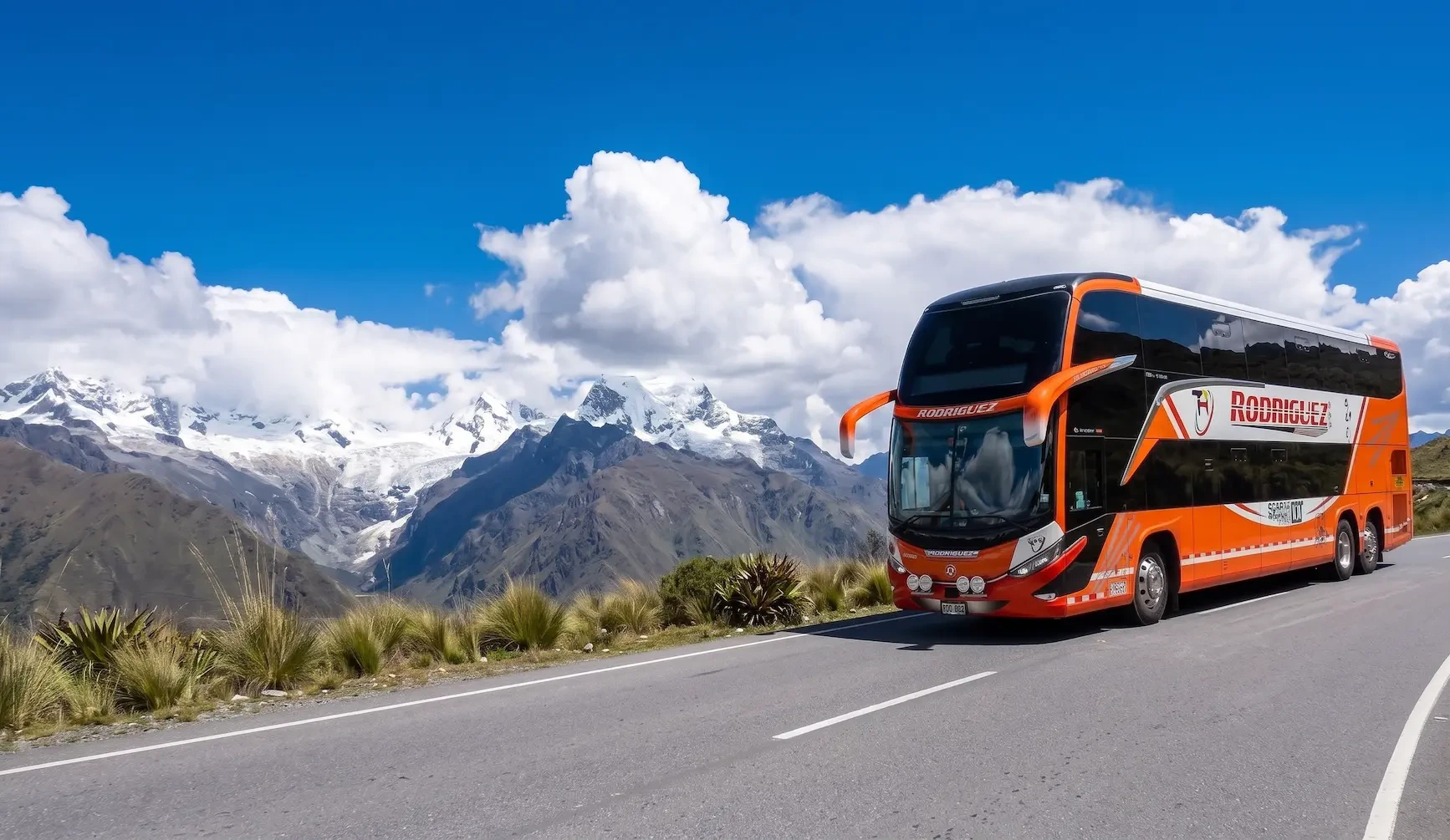 Bus de dos pisos de Tours Rodríguez en la carretera, con la Cordillera Blanca al fondo